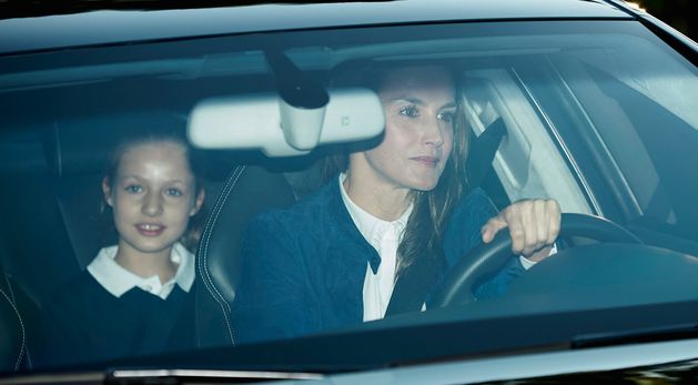 Como todas las demás mamás en el colegio, la reina Letizia de España lleva a la princesa Leonor en su primer día de regreso.