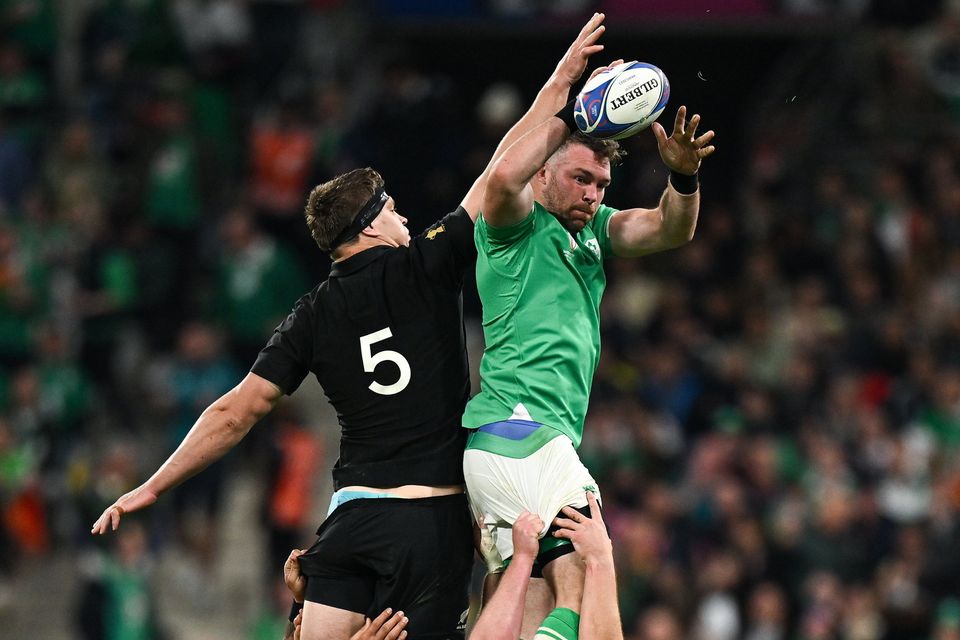 Peter O'Mahony de Irlanda le gana un line-out a Scott Barrett de Nueva Zelanda durante el partido de cuartos de final de la Copa Mundial de Rugby 2023. El line-out será otro campo de batalla feroz en el Estadio Aviva el viernes por la noche. Foto de Brendan Moran/Sportsfile