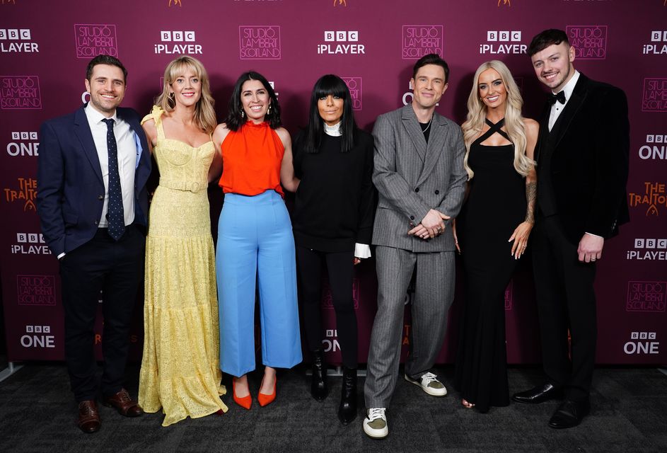 Alexander, Frankie, Charlotte, Claudia Winkleman, Ed Gamble, Leanne e Jake dos traidores (Ian West/PA)