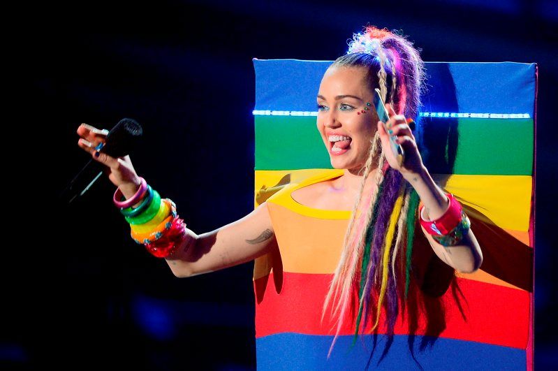 Host Miley Cyrus holding a Samsung phone speaks onstage during the 2015 MTV Video Music Awards at Microsoft Theater on August 30, 2015 in Los Angeles, California. (Photo by Kevork Djansezian/Getty Images)