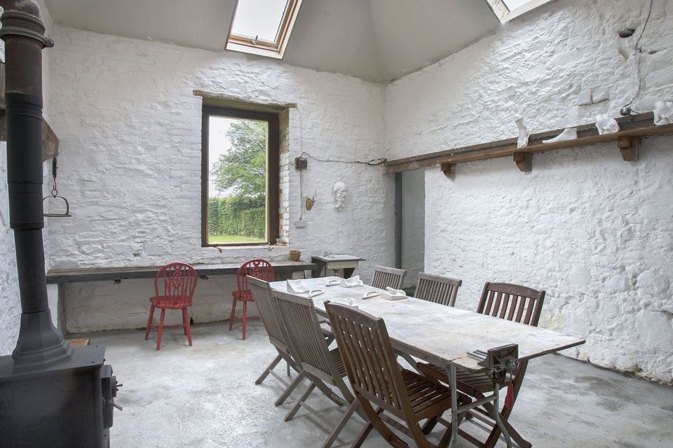 Aisling recently renovated the stables and turned them
into art studios for art courses. They’re designed along classic studio principles, with north light.
