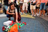 thumbnail: A woman displays a candle next to first flowers and a message to the victims on August 18, 2017 on the spot where yesterday a van ploughed into the crowd, killing 13 persons and injuring over 100 on the Rambla boulevard in Barcelona. Photo: JAVIER SORIANO/AFP/Getty Images
