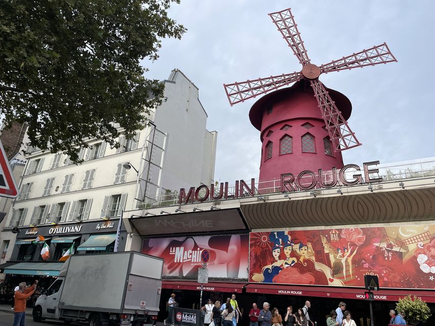 Le bar irlandais O'Sullivan's, sur le célèbre boulevard de Clichy, fait son possible pour verdir le Moulin Rouge. 