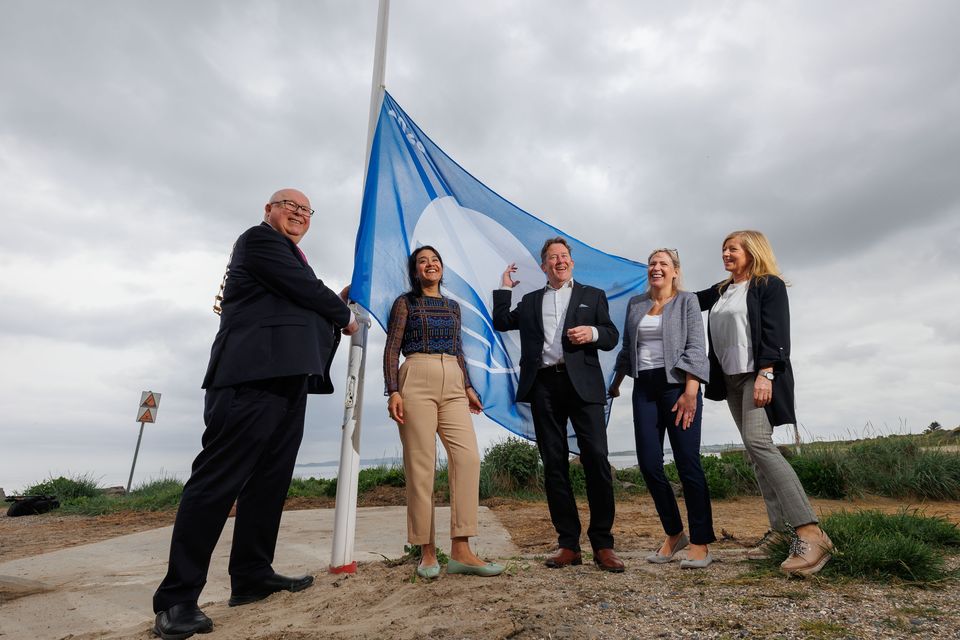 Pictured at a flag raising on Donabate's Balcarrick Blue Flag beach with Minister Darragh O'Brien are from left Mayor of Fingal Cllr Howard Mahony, Mariana Colman, Blue Flag; Cathy Baxter, An Taisce and Yvonne Jackson, Fáilte Ireland. Photo: Dylan Vaughan