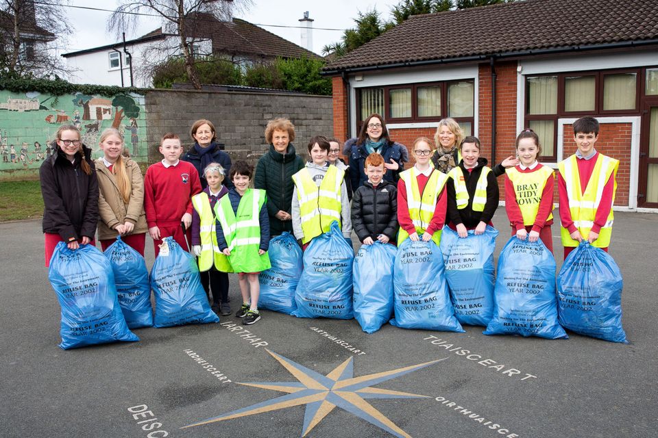 Sixth class pupils at Scoil Chulann with Cáit Ní Dhurcáin of an Choiste Glas, teacher Aisling Nic Ghiollarnáith, principal Carmel Ní Ghairbhín and Mimi Megannety from Bray Tidy Towns.
