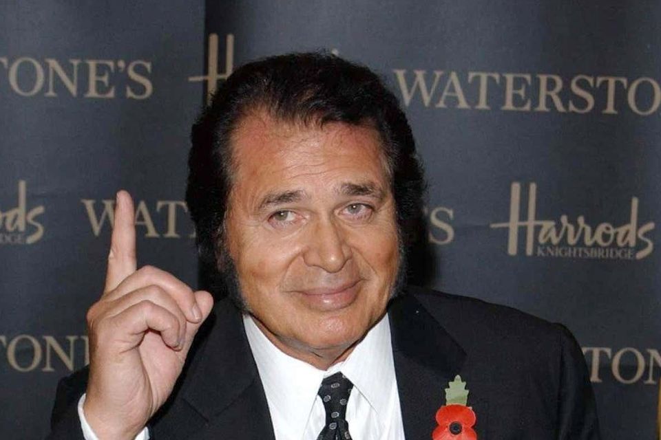 Engelbert Humperdinck says he wishes his late wife could see him made an MBE | Irish Independent
