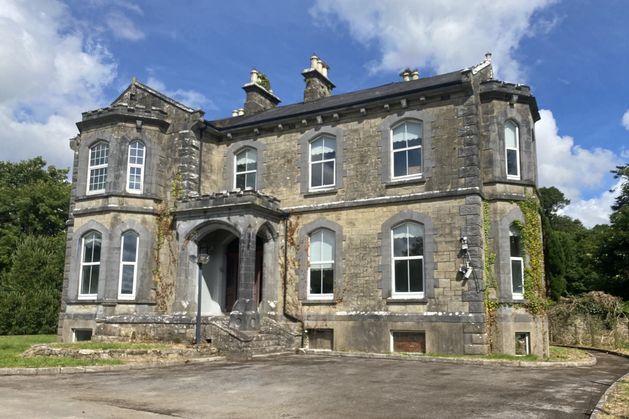 Une maison victorienne à East Clare avec 74 acres de terrain a un prix estimé à 1 million d’euros