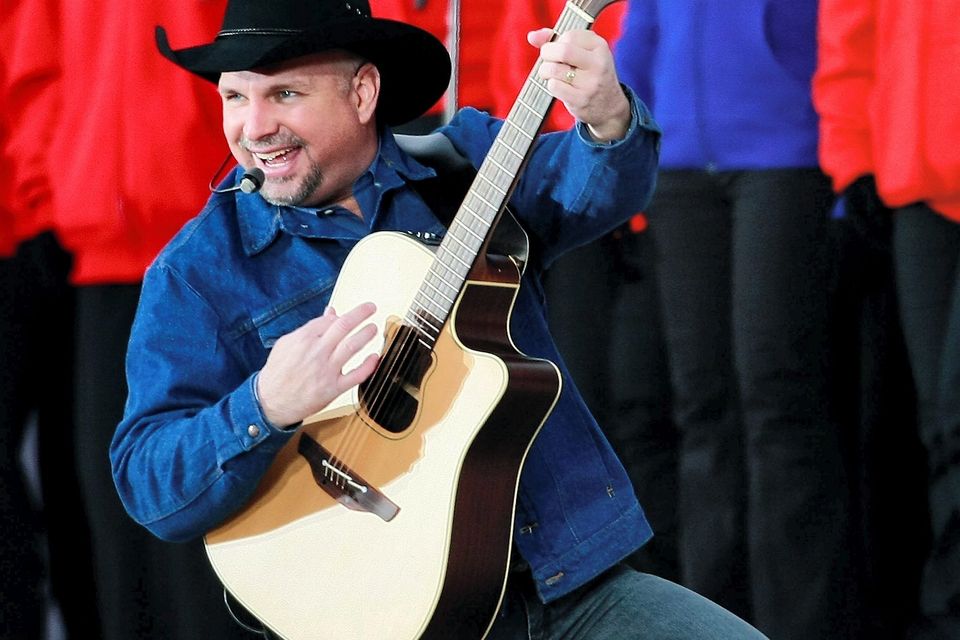 Garth Brooks Entertains Nashville Hockey Team