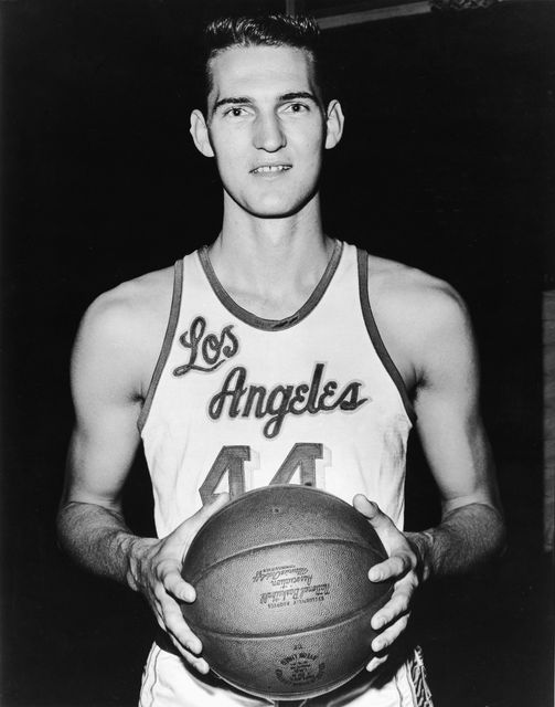 Le basketteur américain (et plus tard cadre de la NBA) Jerry West porte un uniforme des Los Angeles Lakers avec un ballon de basket à la main, années 1960.  (Photo par Archives Hulton/Getty Images)