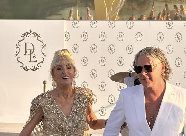 金と白：ポルトガルで行われたリンダとダン・キーリーの盛大なパーティーの舞台裏