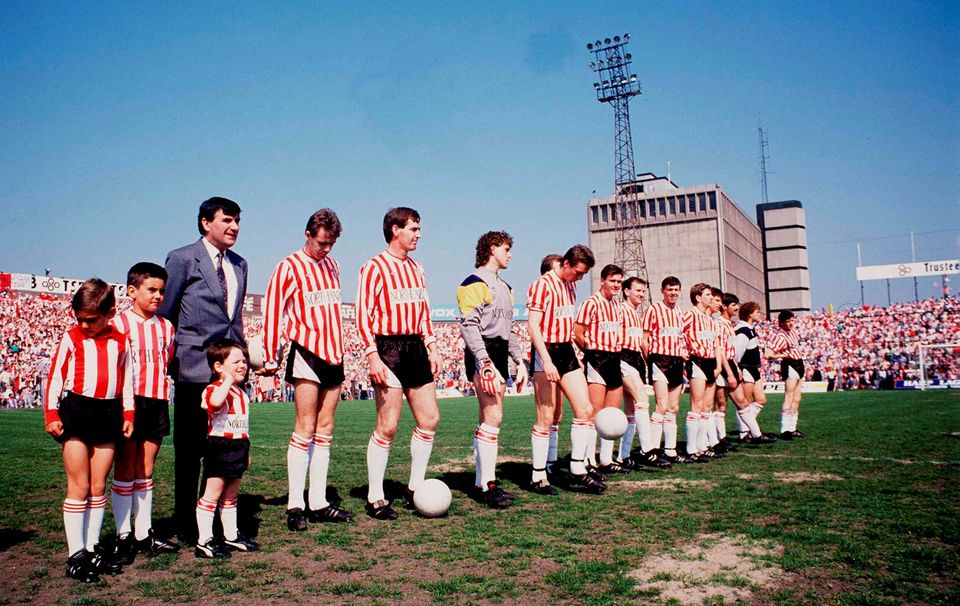 April 30, 1989; Derry City manager Jim McLaughlin stands with his team before the start of the FAI Cup final against Cork City at Dalymount Park in Dublin. Photo by Ray McManus/Sportsfile