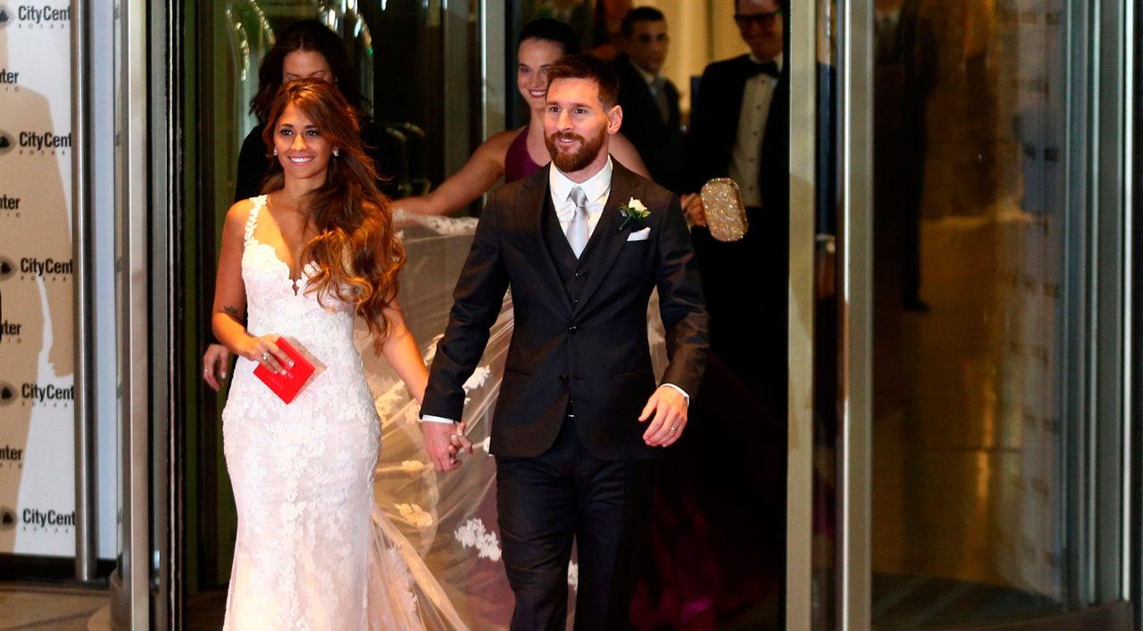 Lionel Messi marries stunning childhood sweetheart Antonella Roccuzzo in  Argentine home town | Irish Independent