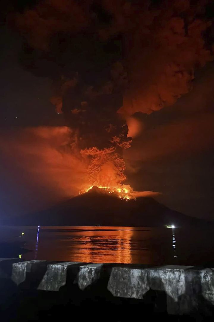 Indonesian volcano eruption: Thousands evacuated and tsunami alert issued