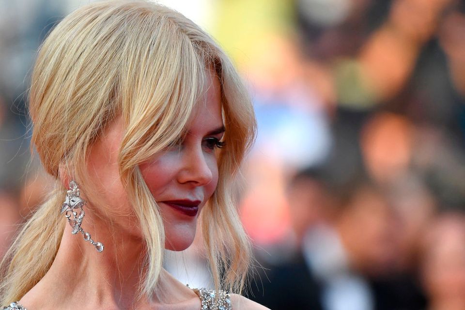 Australian actress Nicole Kidman poses as she arrives on May 24, 2017 for the screening of the film 'The Beguiled' at the 70th edition of the Cannes Film Festival in Cannes, southern France.  / AFP PHOTO / Alberto PIZZOLI