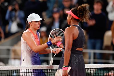 La numéro un mondiale Iga Swiatek interpelle les fans de Roland-Garros après une victoire palpitante contre Naomi Osaka alors que la frustration des joueurs grandit