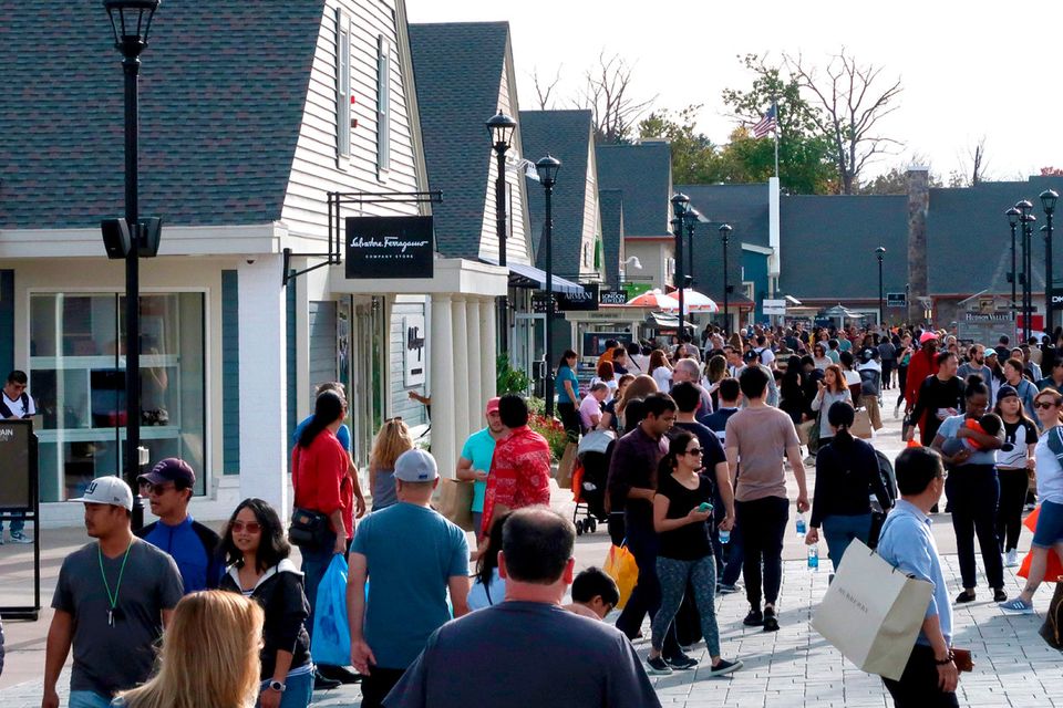 Best Shopping New York: Woodbury Common Premium Outlet Stores Walking Tour  