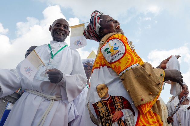 Reject violence, pope says at mass for 120,000 people in Cameroon