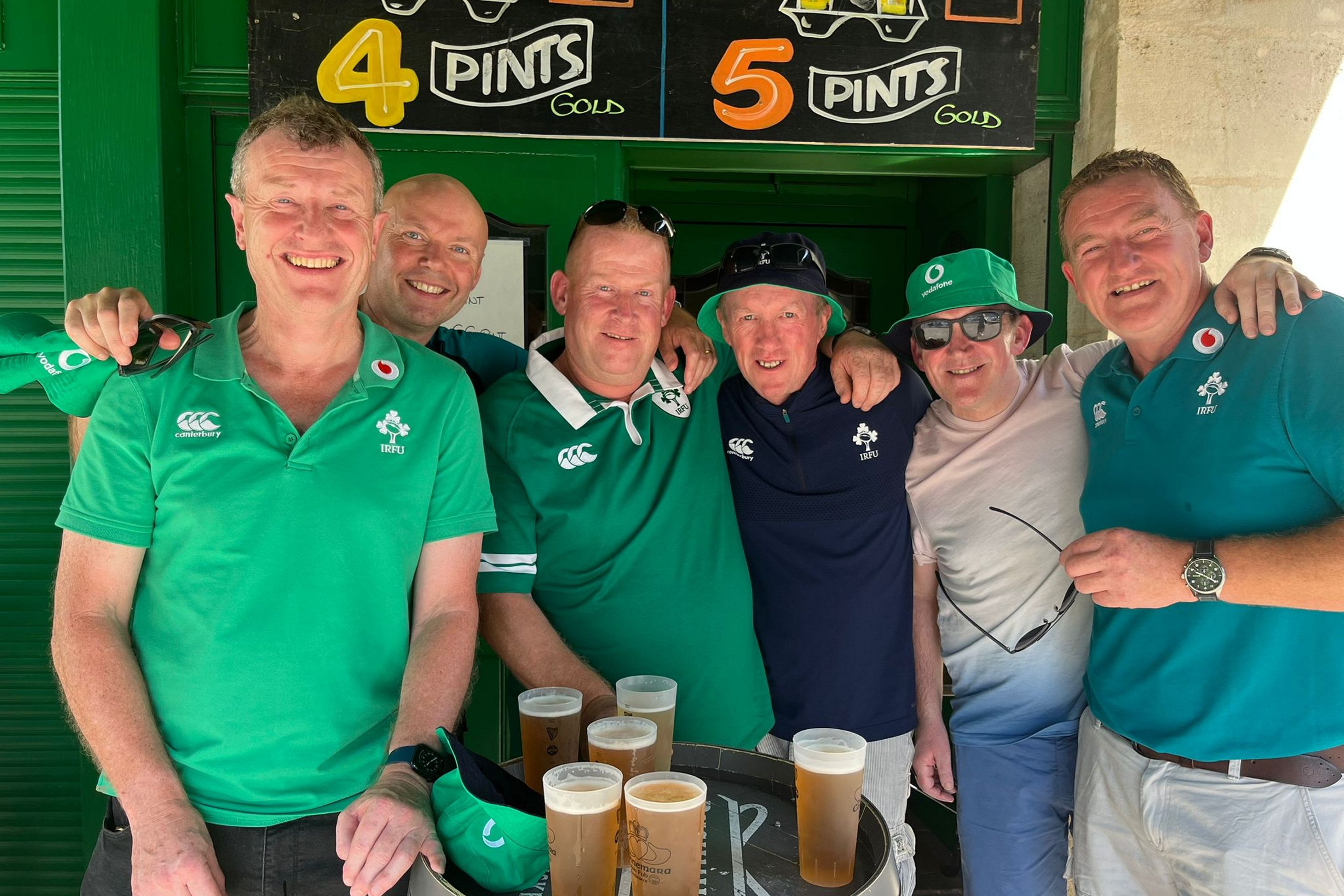 „Am sosit acum o oră și am mers direct la un pub irlandez” – Fanii se bucură de soare la Bordeaux înaintea confruntării la Cupa Mondială de Rugby cu România
