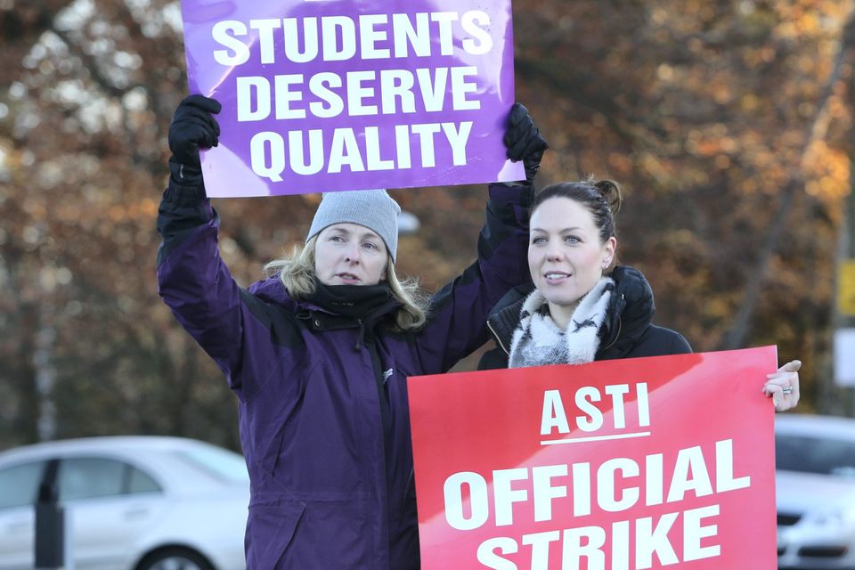 Secondary teachers and members of the ASTI on strike outside the Kings Hospital school in Dublin over a junior cycle reform plan. Picture credit; Damien Eagers
