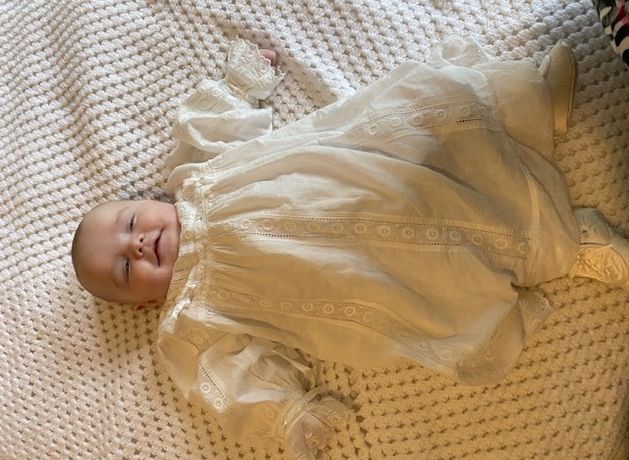 「その歴史を想像するのは難しい」：136年前の洗礼服を同じ家族の27人が着用した