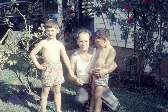復讐: ナチス殺しの私たちの父のレビュー — 3 人の兄弟が父親の秘密の生活を調査します