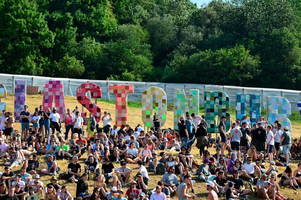 Festival goers enjoy the atmosphere by the Glastonbury sign during day one of Glastonbury Festival at Worthy Farm, Pilton on June 26, 2019 in Glastonbury, England. (Photo by Leon Neal/Getty Images)