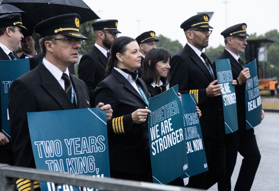 Les pilotes d'Aer Lingus font grève pendant huit heures à l'aéroport de Dublin le 29 juin (Evan Treacy/PA)