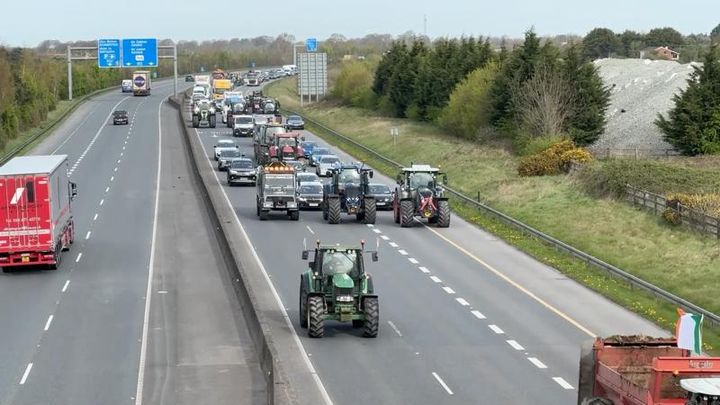 Fuel protest: Long delays on major routes as convoy of tractors and trucks forms on Dublin’s O’Connell Street