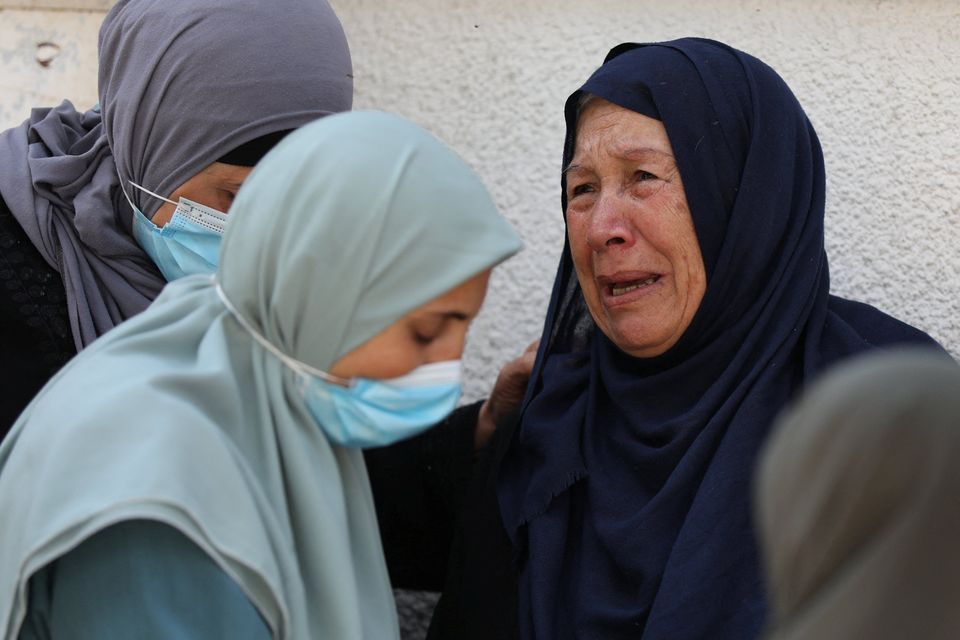 A mourner reacts during the funeral of Palestinians killed in Israeli strikes, at Al Shifa hospital, in Gaza City, May 5, 2025. REUTERS/Dawoud Abu Alkas
 