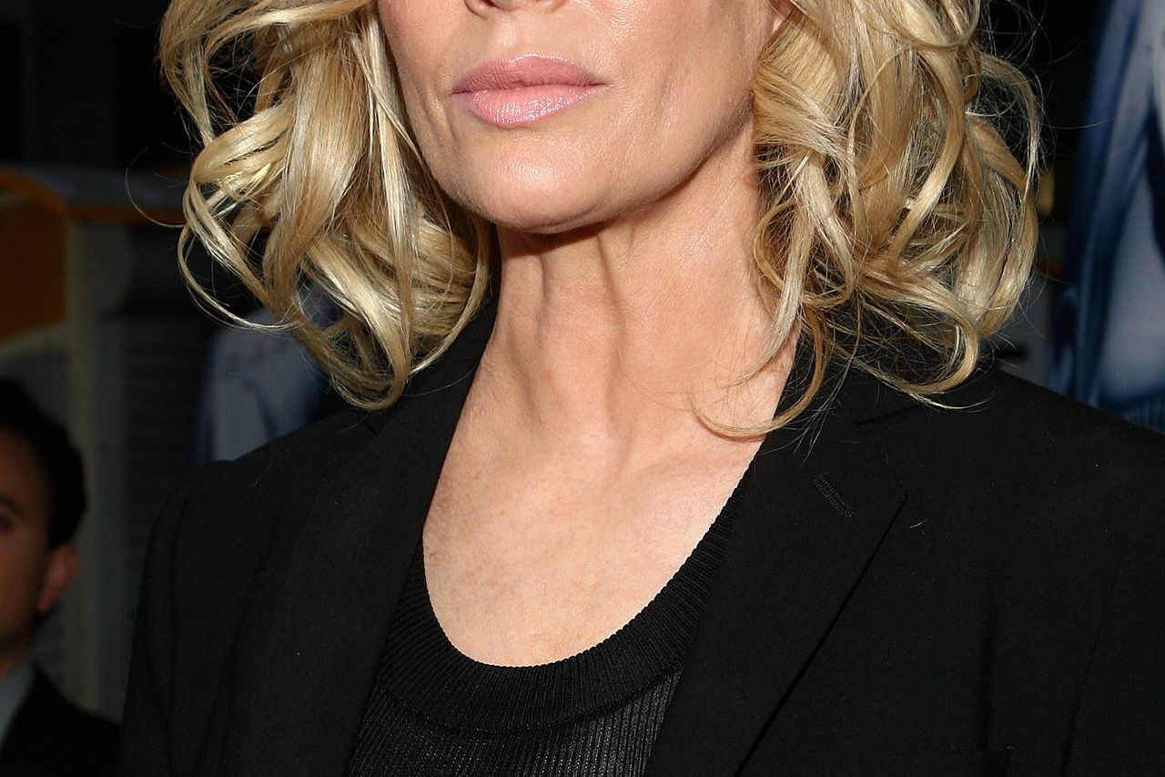 Fresh-faced at 59 - Kim Basinger is snapped snoozing | Irish Independent