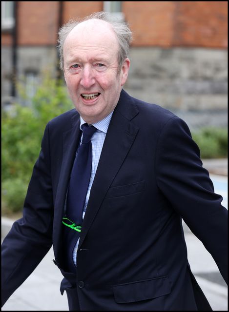 El periodista y ex político Shane Ross en el funeral de Tony O'Reilly en la Iglesia del Sagrado Corazón en Donnybrook.  Foto: Steve Humphreys