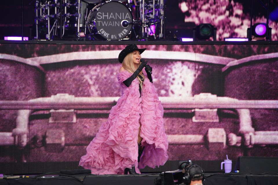 Shania Twain 在金字塔舞台上表演（Ben Birchall/PA）