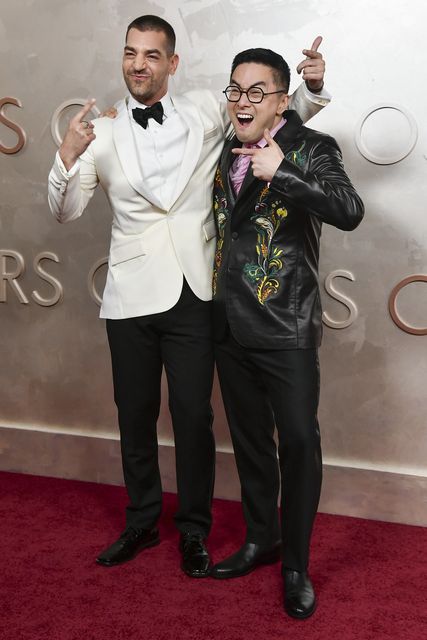 Bowen Yang e Matt Rogers chegam ao Oscar (Richard Shotwell/Invision/AP)