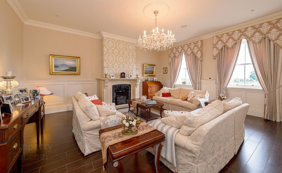 El suntuoso salón es una de las muchas salas de recepción y relajación en Drumshallan Lodge.