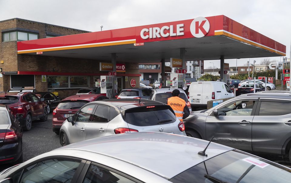 14/12/2023 Los automovilistas hacen fila para repostar combustible esta tarde en la estación de servicio CircleK en Tallaght, ya que la compañía anunció un descuento sorpresa de 20 centavos por litro de combustible desde la 1:00 p.m. de esta tarde hasta las 4:00 p.m.  En las gasolineras participantes...Foto de Colin Keegan, Collins Dublin