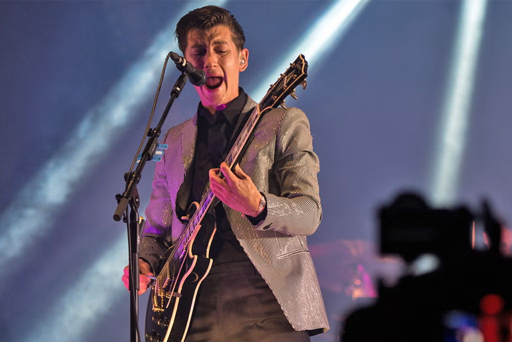 « Alex Turner peut avoir une laryngite, mais nous n’allons pas battre le prix », a déclaré l’aubergiste après avoir tiré l’émission Arctic Monkeys.