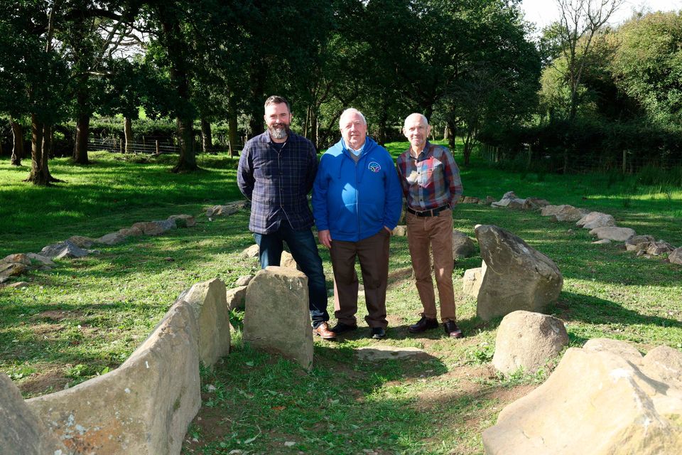 William Blair, Joe Garvey y el Dr. Greer Ramsay en la tumba de Ballintagart Court