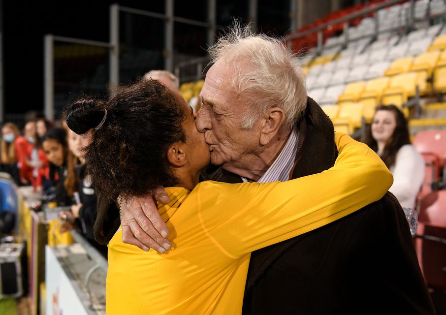 Mary Fowler of Australia with her grandfather Kevin Fowler, from Ballymun, Dublin. Photo by Stephen McCarthy/Sportsfile