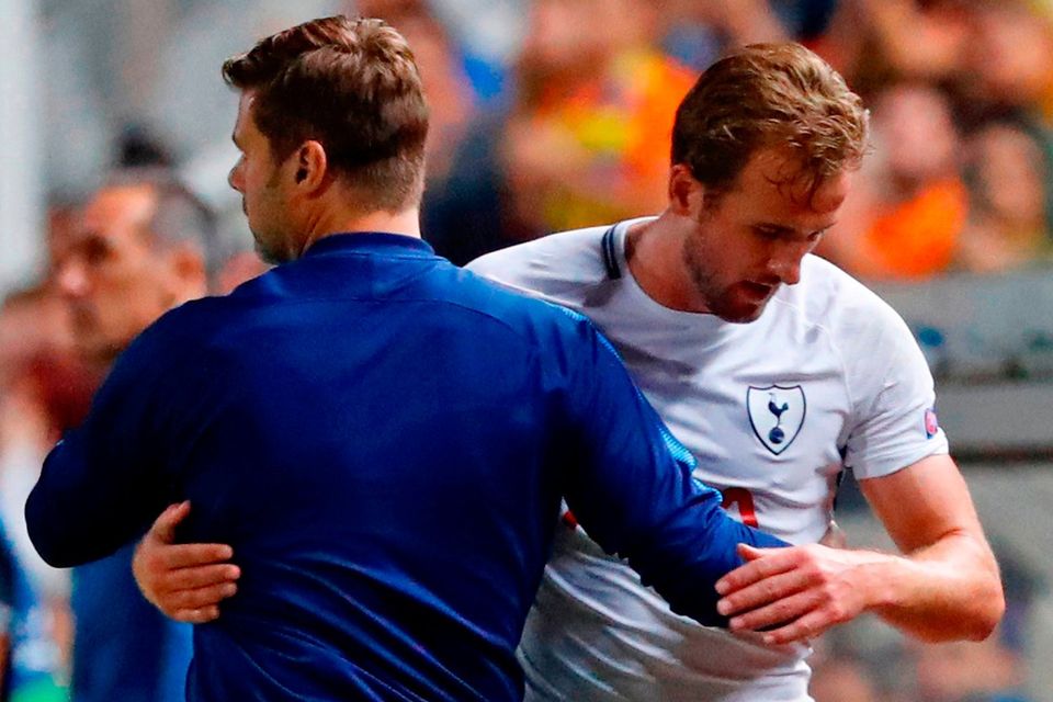 Tottenham Hotspur's head coach Mauricio Pochettino (L) congratulates Harry Kane for his hat-trick