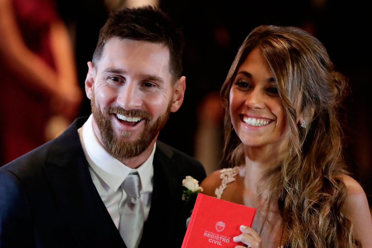 Lionel Messi marries stunning childhood sweetheart Antonella Roccuzzo in  Argentine home town | Irish Independent