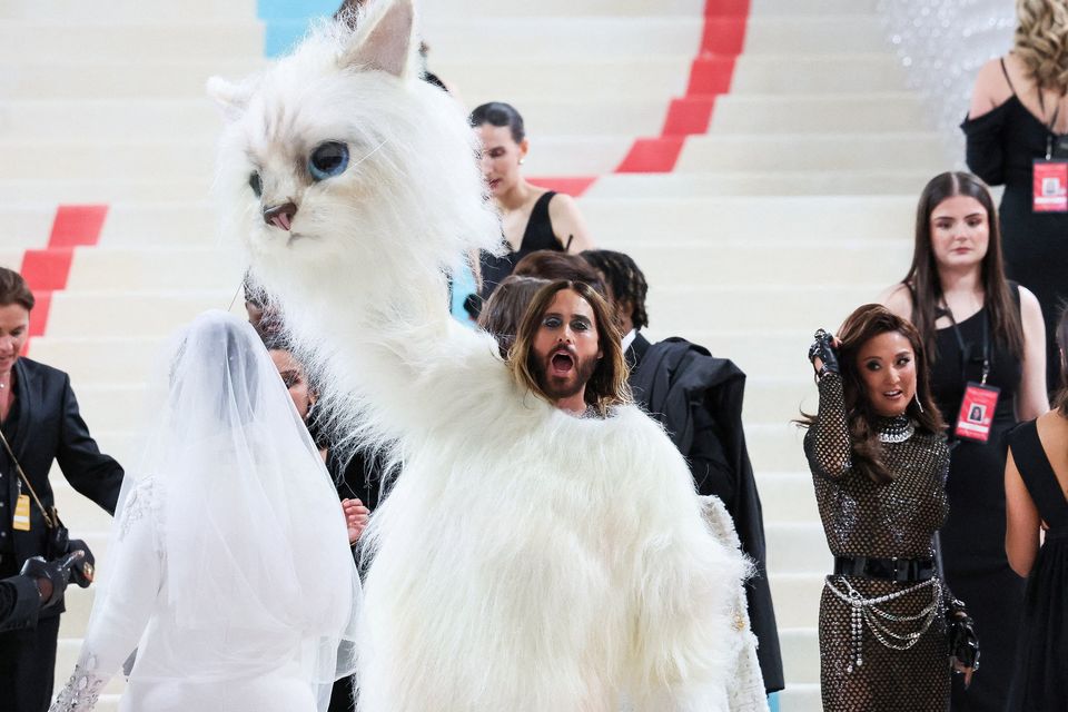 Jared Leto, dressed as Karl Lagerfeld's cat Choupette, poses at the Met Gala, an annual fundraising gala held for the benefit of the Metropolitan Museum of Art's Costume Institute with this year's theme "Karl Lagerfeld: A Line of Beauty", in New York City, New York, U.S., May 1, 2023. REUTERS/Brendan Mcdermid     TPX IMAGES OF THE DAY