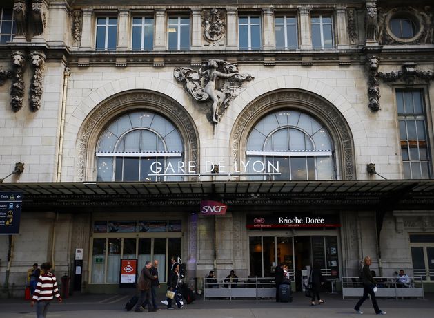 Three People Injured In Stabbing Attack At Railway Station In Paris ...