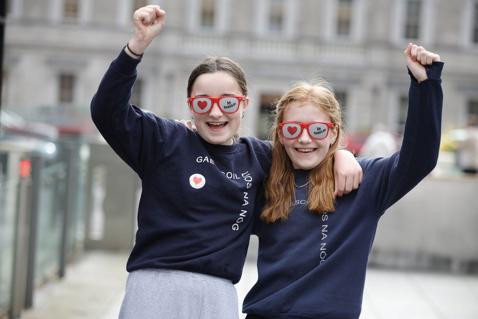 Daltaí i rith agóid ag an Dáil ar son Gaelcholáiste a bheith acu.