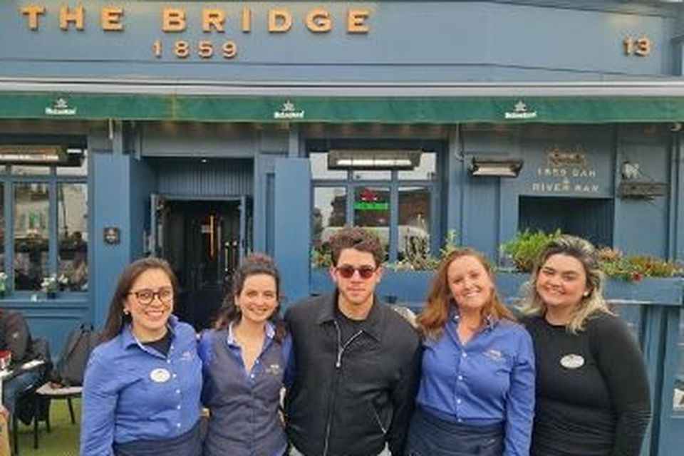 Nick Jonas fue visto en el restaurante D4 mientras continúa su gira por Dublín