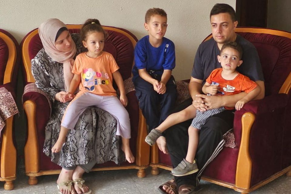 Гражданин Ирландии Ибрагим Аль-Ага «счастлив, рад и опечален» после того, как его семья была эвакуирована из сектора Газа в Египет.
