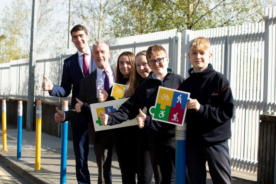 Minister Jack Chambers with principal Frank Murphy and pupils Carla Whelan, Molly Doyle,  Levi Giran and Sam Dempsey. Photo; Mary Browne