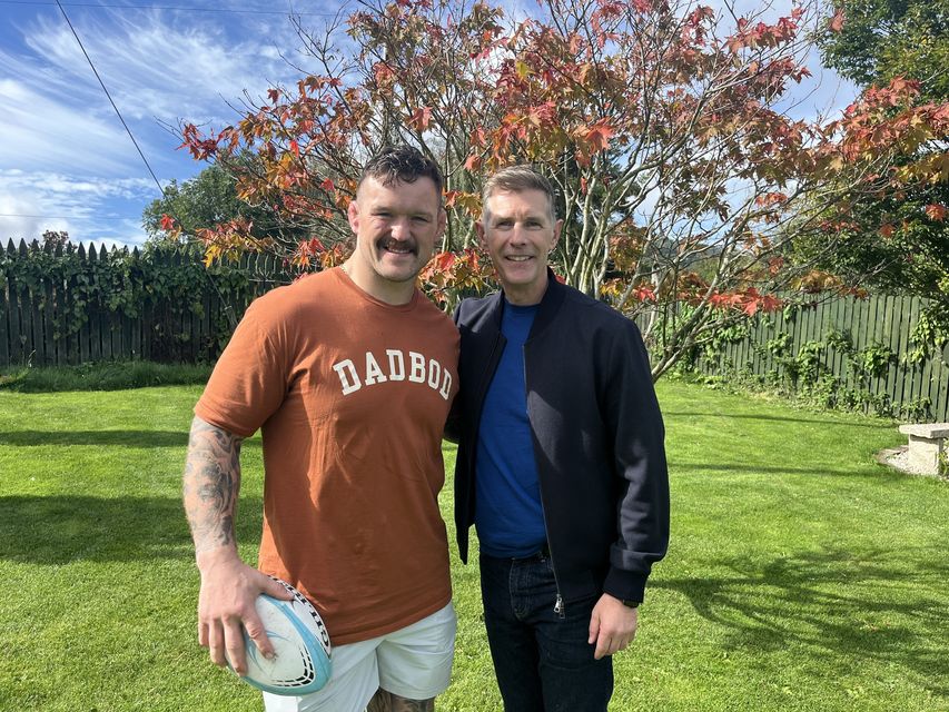 La estrella del rugby irlandés Andrew Porter y Dermot Bannon. Foto de : RTÉ