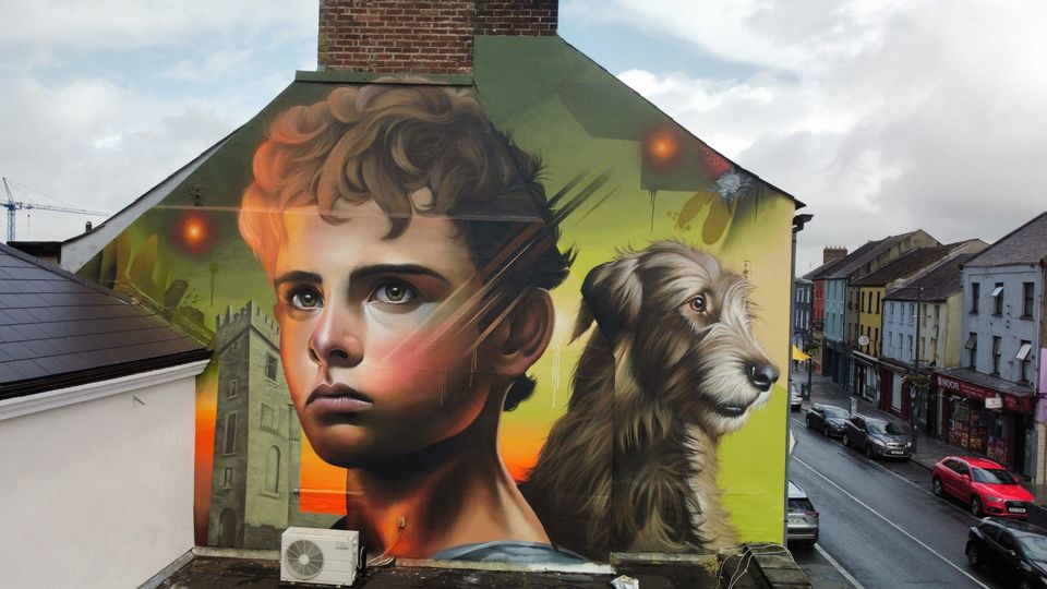 Sedanta, el perro del Ulster, pintado por Coppy durante el Festival de Arte Urbano de Seac 2023.