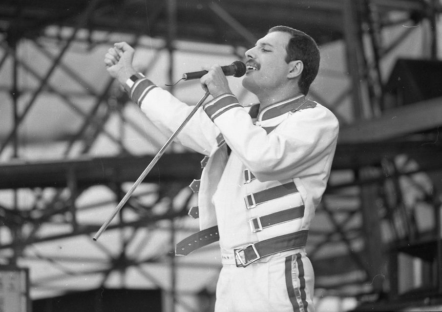 Freddie Mercury, lead singer of Queen, performing at Slane Castle. 5/7/86. (Part of the Irish Independent Newspapers/NLI Collection)