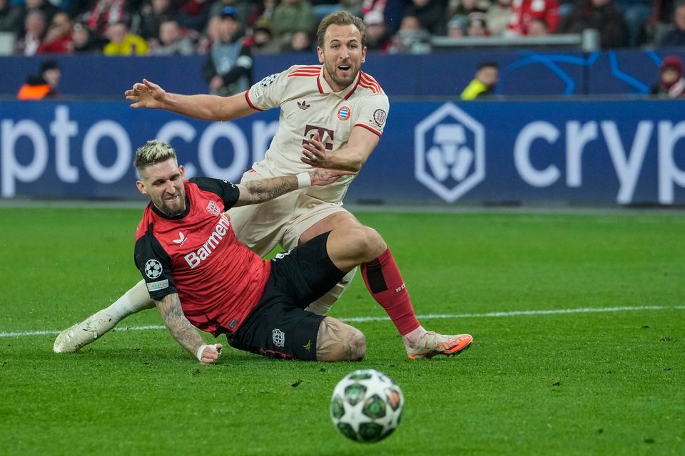 Robert Andrich de Leverkusen, avant, duels pour le ballon avec Harry Kane du Bayern pendant la fin de la Ligue des champions de 16 à la deuxième étape à la Bayarena à Leverkusen